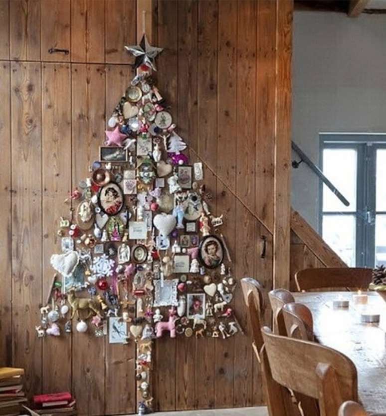 42. Árvore de natal na parede de madeira feita com enfeites diferentes – Via: Pinterest