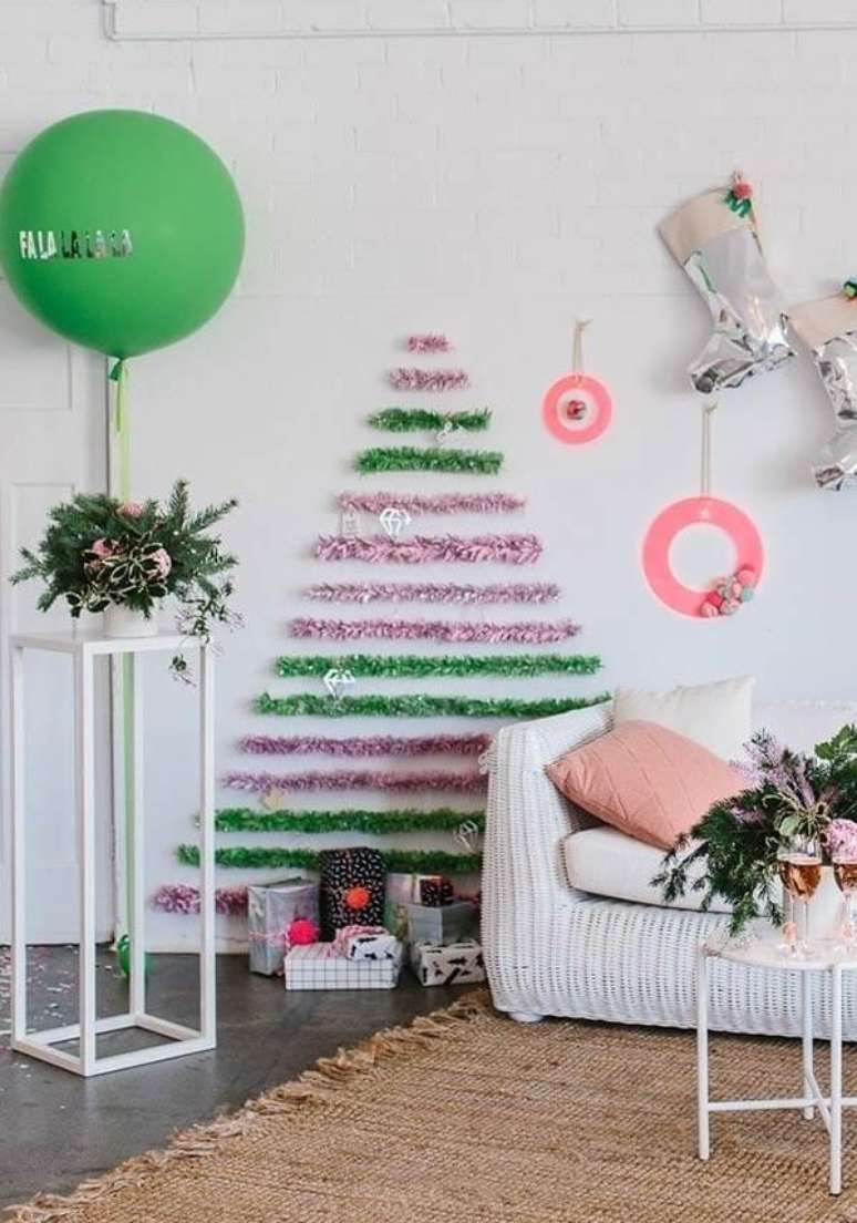 43. Árvore de natal na parede verde e rosa – Via: Pinterest