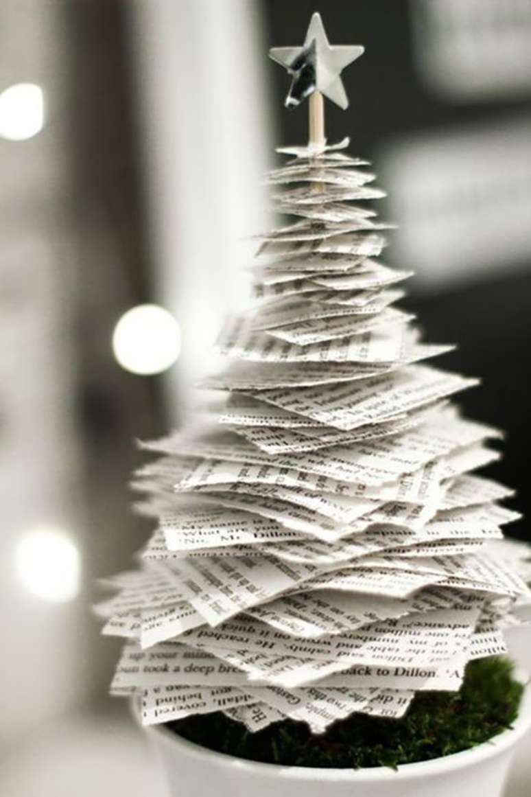 49. Árvore de natal diferente feita com folhas de livro – Via: Pinterest