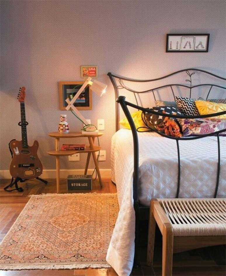 25. Cama com cabeceira de ferro com design diferenciado. Fonte: Imovel Web