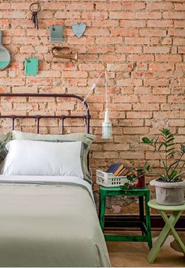 28. Cama com cabeceira de ferro e parede de tijolinho aparente formam uma combina&ccedil;&atilde;o perfeita. Fonte: Pinterest