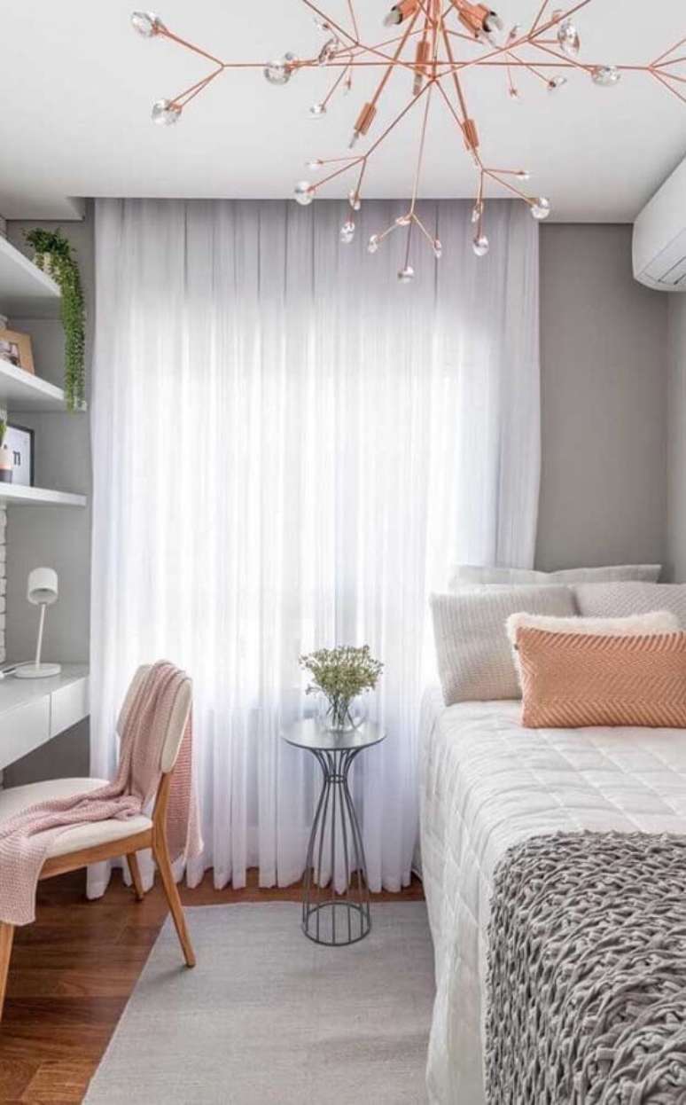 15. Decoração de quarto de solteiro feminino pequeno cinza e rosa – Foto: Pinterest