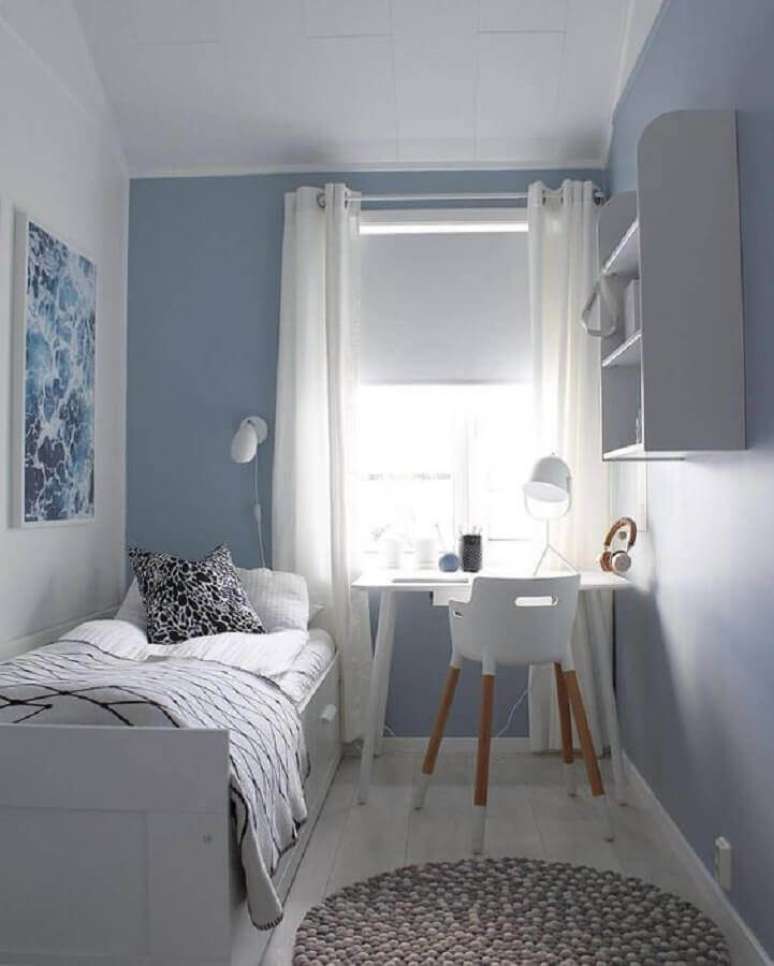 26. Decoração em azul e branco para quarto de solteiro masculino pequeno simples – Foto: Arkpad