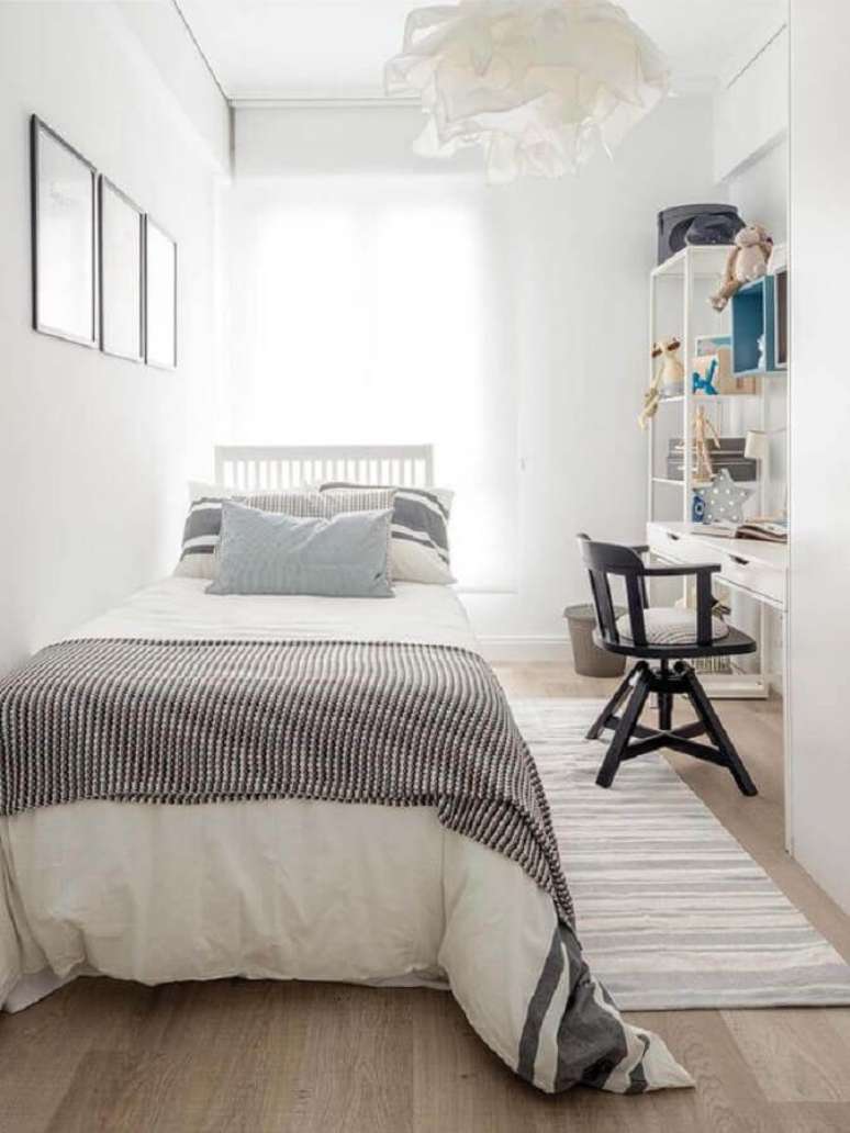 29. Decoração simples para quarto pequeno de solteiro todo branco – Foto: Editions de l’Arkhan