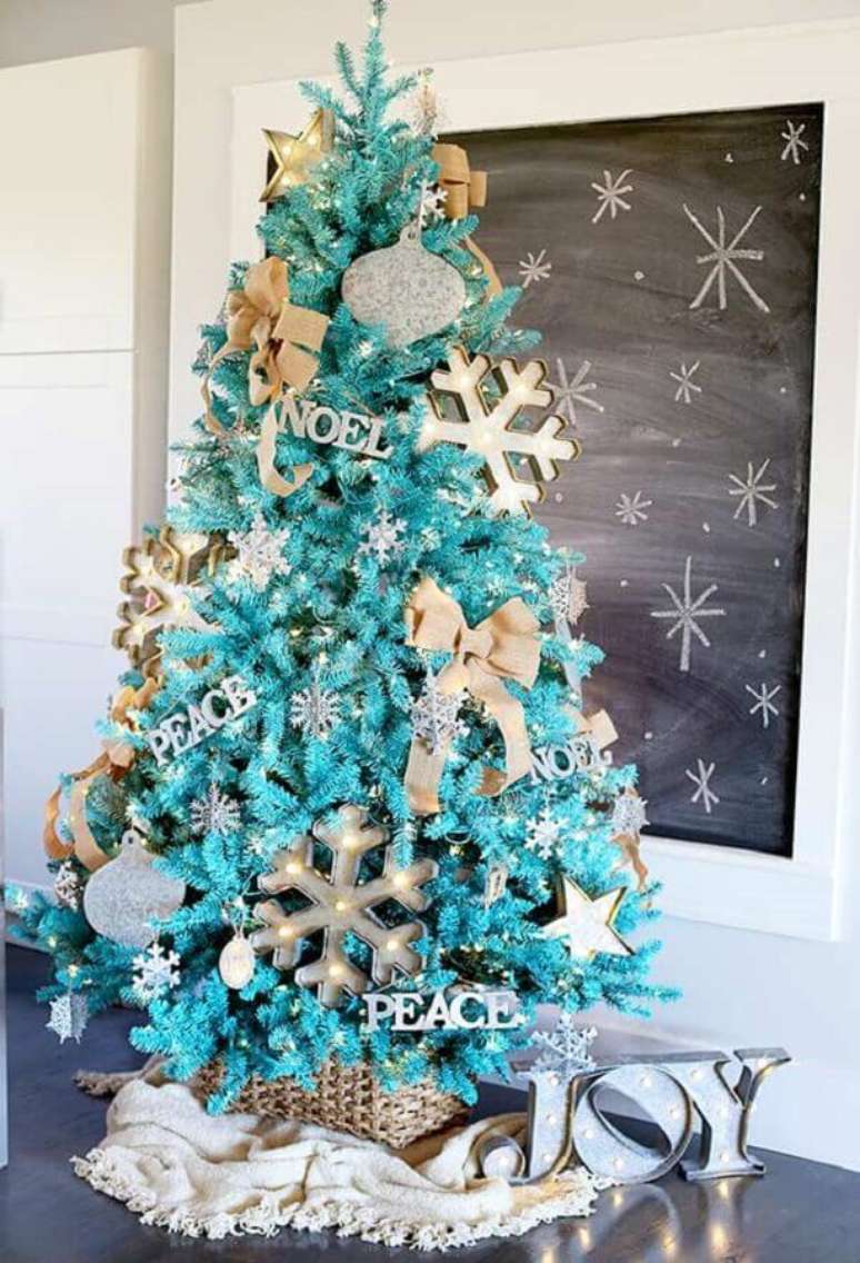 11. Árvore de natal diferente azul e dourada – Via: The interior Designer