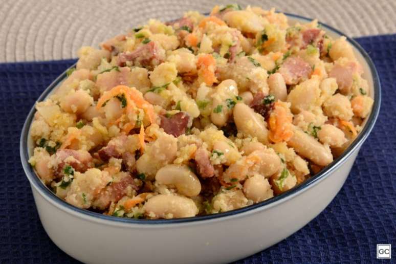 Guia da Cozinha - Farofa de feijão-branco para diversificar no almoço!