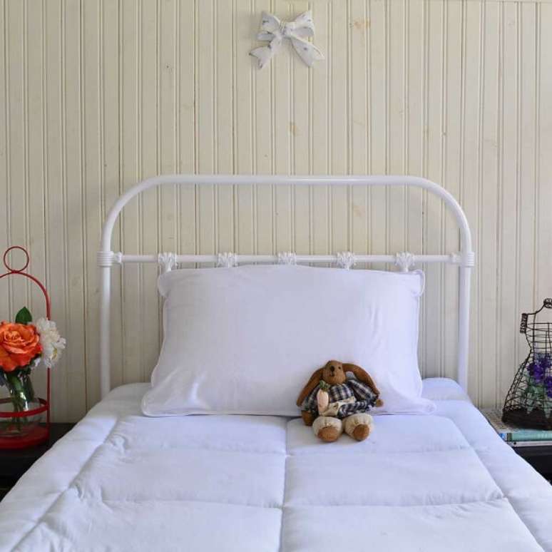 43. Na decora&ccedil;&atilde;o a cabeceira de ferro solteiro branca n&atilde;o tem erro. Fonte: Dom Mascate