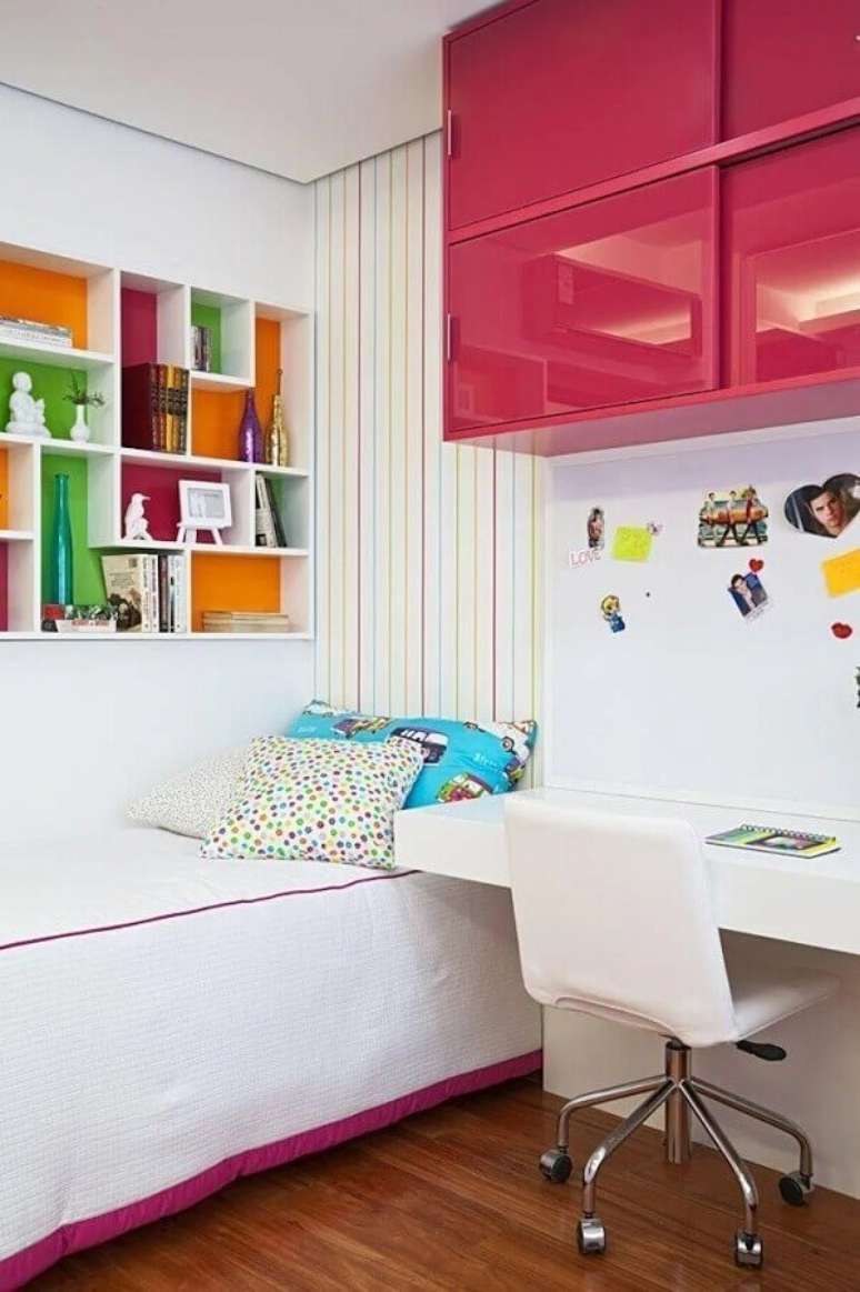 10. Nichos coloridos e armário aéreo rosa para decoração de quarto de solteiro feminino pequeno – Foto: Eduarda Corrêa