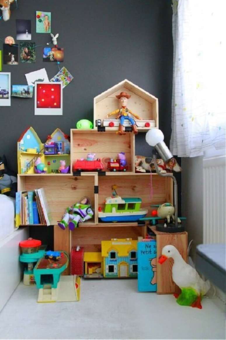3. Organize os brinquedos do quarto nos caixotes de feira. Fonte: Pinterest
