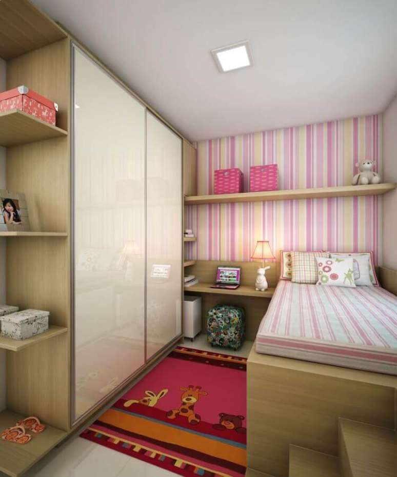 37. Papel de parede listrado rosa e amarelo para decoração de quarto de solteiro feminino pequeno simples – Foto: Móveis & Decorações