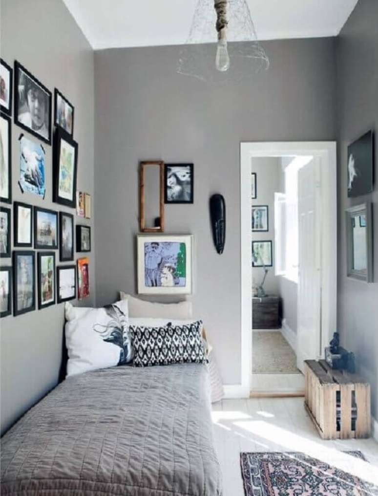 41. Quadros de parede para decoração de quarto de solteiro pequeno e simples – Foto: We Heart It