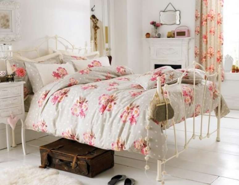 34. Quarto delicado com cabeceira de ferro em tom branco. Fonte: Pinterest
