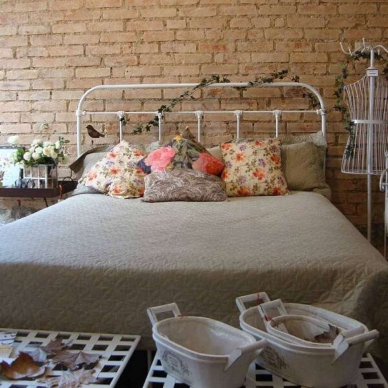 9. Que tal entrela&ccedil;ar folhas artificiais nas &aacute;reas vazadas da cabeceira de ferro? Fonte: Pinterest