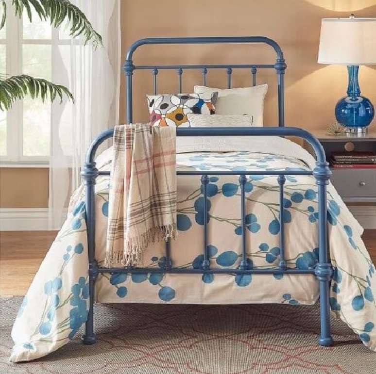 41. Traga cor para o quarto incluindo uma cabeceira de ferro solteiro azul. Fonte: Pinterest