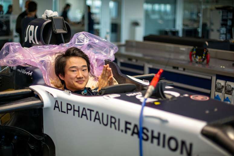 Yuki Tsunoda faz molde do assento no cockpit do carro da AlphaTauri em Faenza 