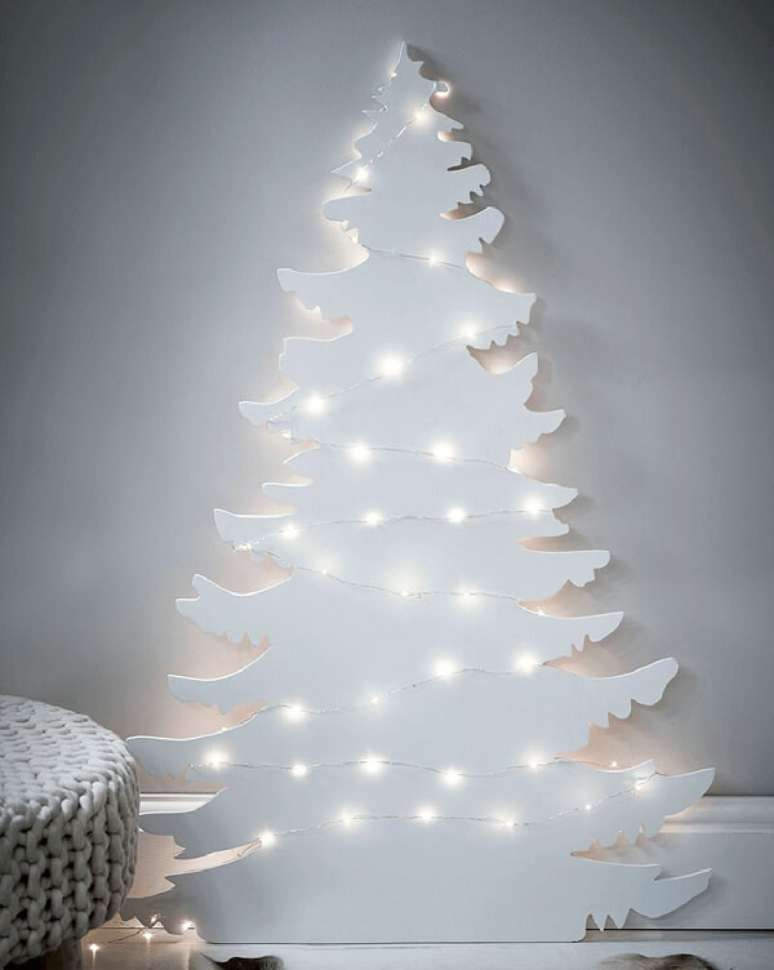 61. Árvore de natal diferente branca com luzes – Via: White modern Christmas Tree