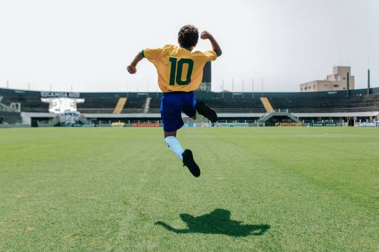 Julio Cesar Lancelotti reproduz o soco no ar, marca registrada dos gols de Pelé