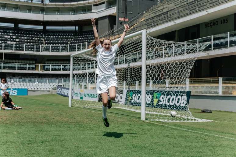 Nicole Junqueira, de 12 anos, refaz a comemoração após gol na Copa de 1958