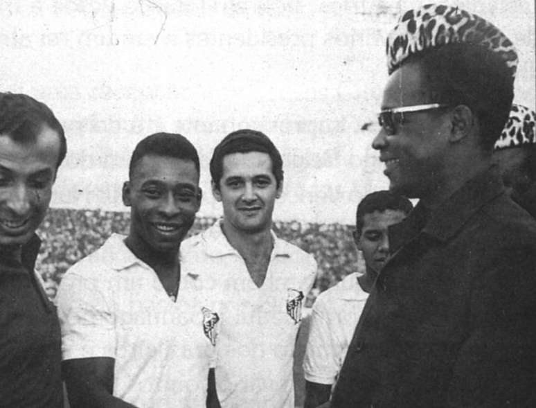 Pelé durante excursão com o Santos na África em 1969.
