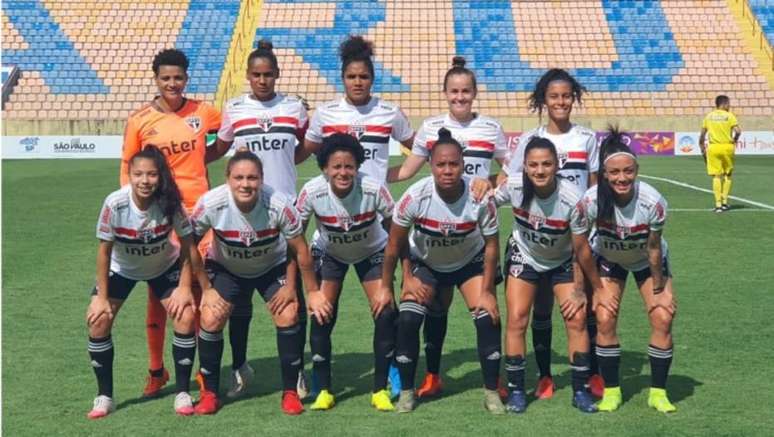 Time feminino do São Paulo na foto de equipe antes de aplicar 29 a 0 no Taboão da Serra