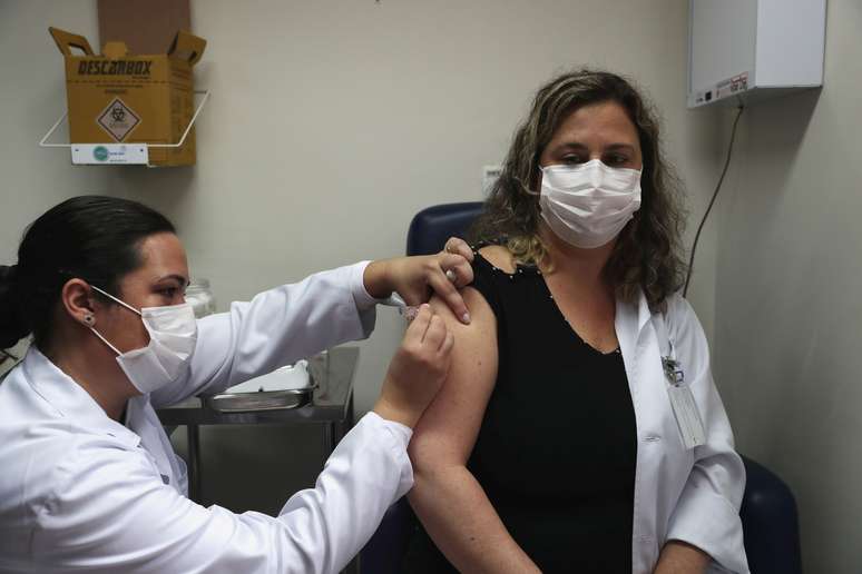 Voluntária recebe dose da potencial vacina da Sinovac contra Covid-19, em São Paulo
30/07/2020
REUTERS/Amanda Perobelli