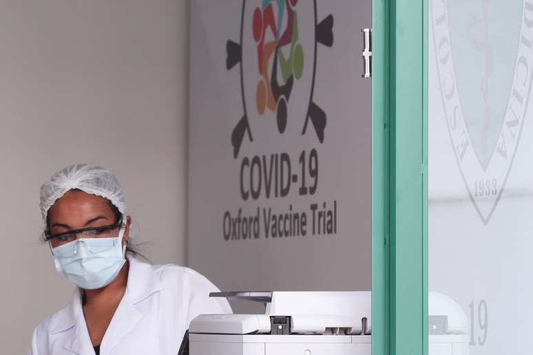 Funcionária na Universidade Federal de São Paulo (Unifesp), que está conduzindo testes da potencial vacina Oxford/AstraZeneca contra Covid-19
24/06/2020
REUTERS/Amanda Perobelli