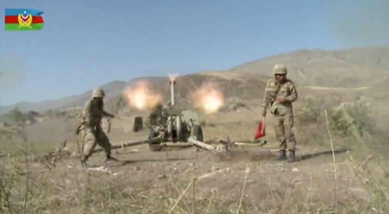 Imagem de vídeo liberado pelo governo do Azerbaijão de um um conflito  na região de Nagorno-Karabakh. 20/10/2020. Defence Ministry of Azerbaijan/Handout via REUTERS  