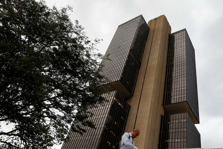Homem transita em frente ao prédio do Banco Central. 29/10/2019. REUTERS/Adriano Machado. 

