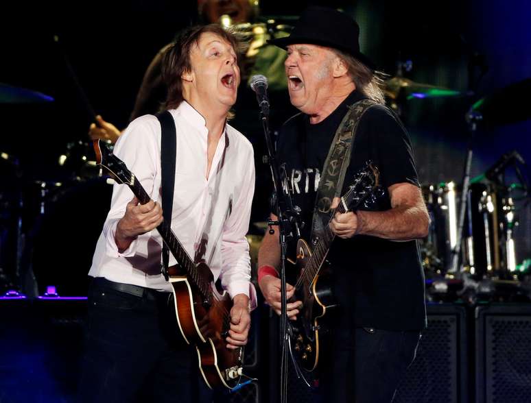 Paul McCartney e Neil Young se apresentam na Califórnia
08/10/2016
REUTERS/Mario Anzuoni