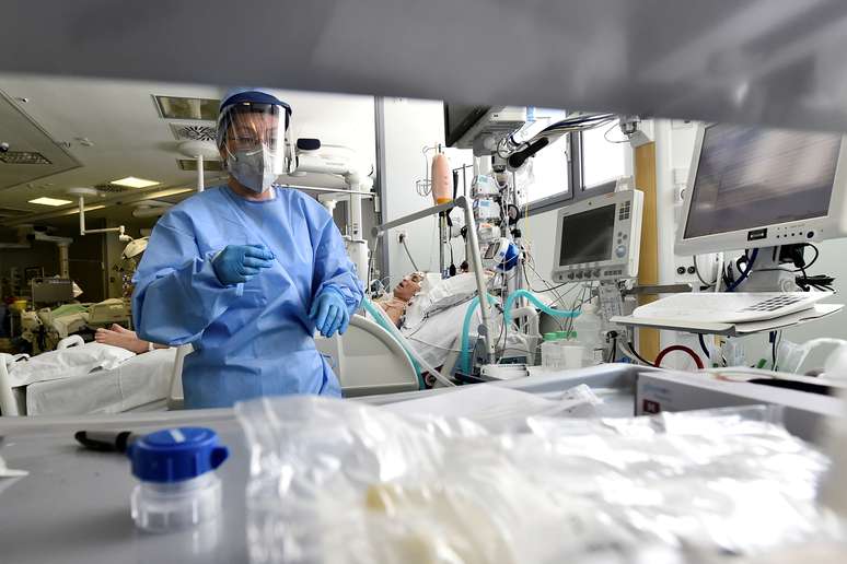 Membro da equipe médica é visto ao lado de um paciente com doença a Covid-19 na Unidade de Terapia Intensiva do hospital Papa Giovanni XXIII em Bérgamo, Itália. 12/05/2020. REUTERS/Flavio Lo Scalzo. 
