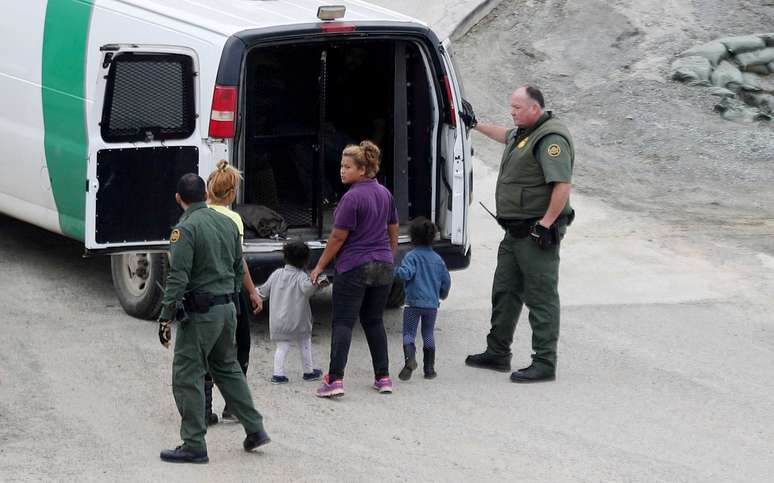 Agentes de fronteira dos EUA detêm mulher imigrante com seus filhos em San Diego, na fronteira com o México
09/12/2018
REUTERS/Mohammed Salem