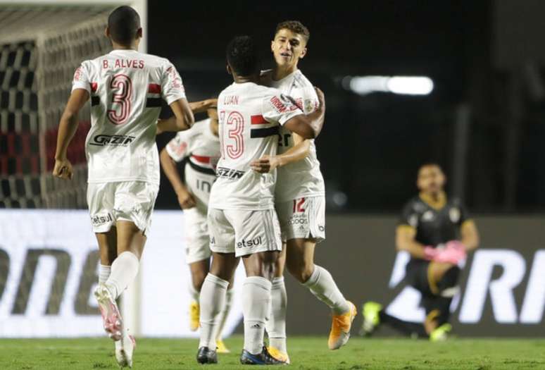 São Paulo não tomou conhecimento do Binacional-PER em confronto no Morumbi (Foto: AFP)