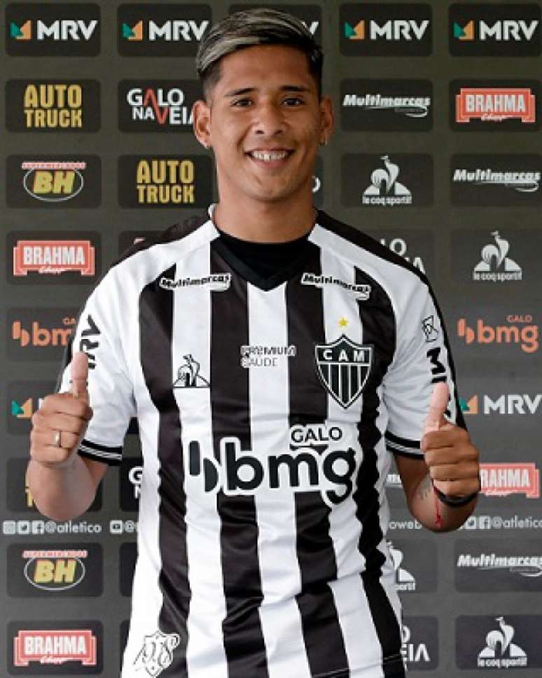 Zaracho vestiu a camisa de jogo do Atlético-MG e disse que pode jogar em várias partes do meio de campo-(Bruno Cantini/Atlético-MG)