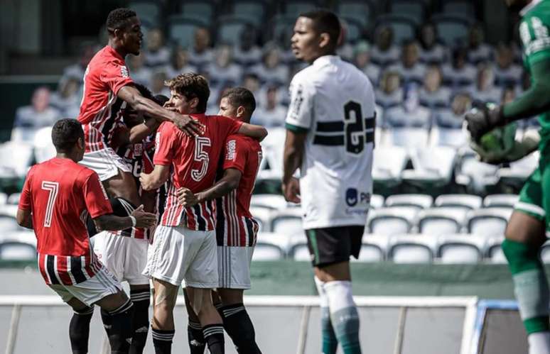 Equipe do São Paulo festeja gol marcado no Couto Pereira (Miguel Locatelli)