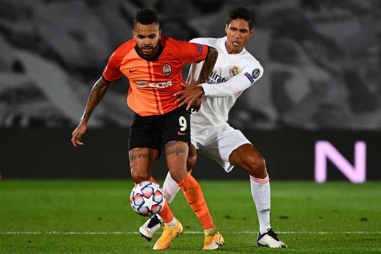 Dentinho e Varane: duelo se repetiu no segundo gol ucraniano, marcado contra pelo defensor (Foto: GABRIEL BOUYS / AFP)