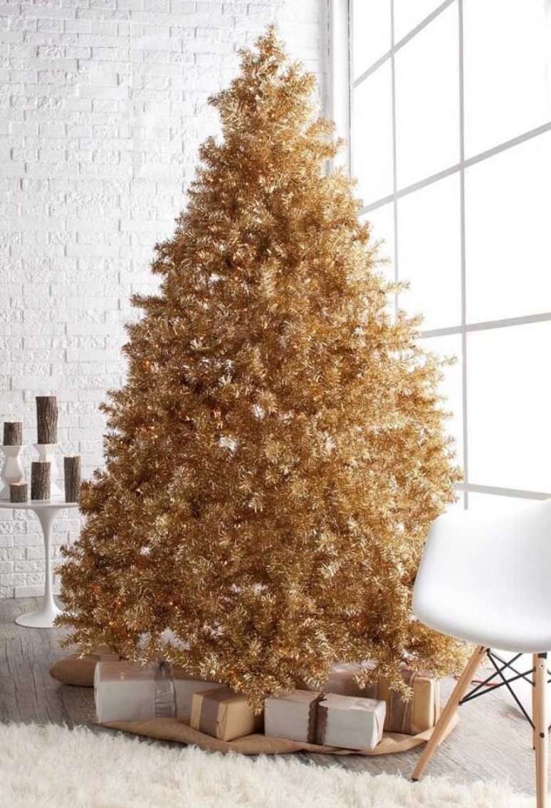 56- A sala branca clean ganhou um pinheiro de natal dourado majestoso. Fonte: Pinterest