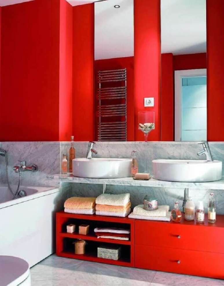 11. O revestimento de mármore deu um toque sofisticado para decoração de banheiro vermelho – Foto: Pinterest