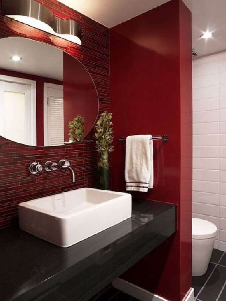 12. Bancada preta para decoração de banheiro vermelho moderno – Foto: Homedit