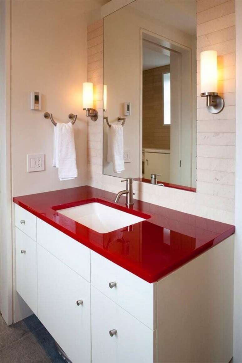 13. Bancada vermelha para decoração de banheiro branco – Foto: Houzz