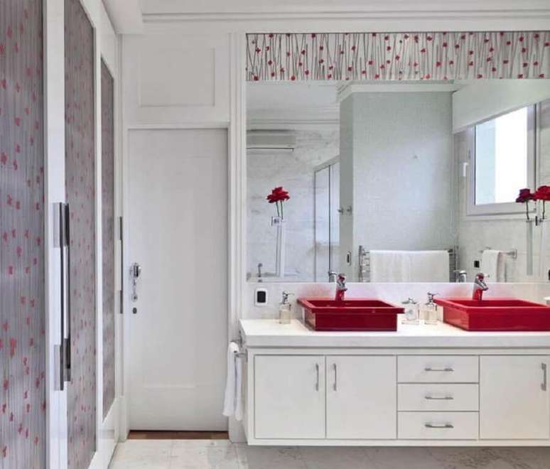 14. Banheiro branco decorado com cuba para banheiro vermelha – Foto: Archilovers