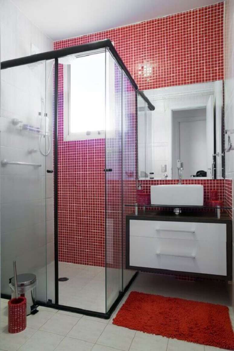 1. A decoração de banheiro vermelho garante muita personalidade para o ambiente – Foto: Pinterest