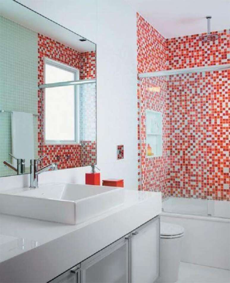 3. Para o banheiro pequeno prefira usar o revestimento para banheiro vermelho em apenas uma área do espaço – Foto: Últimas Decoração