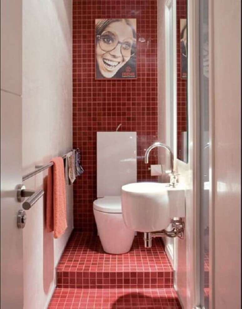 17. Decoração simples para banheiro pequeno vermelho e branco – Foto: Decoratrix