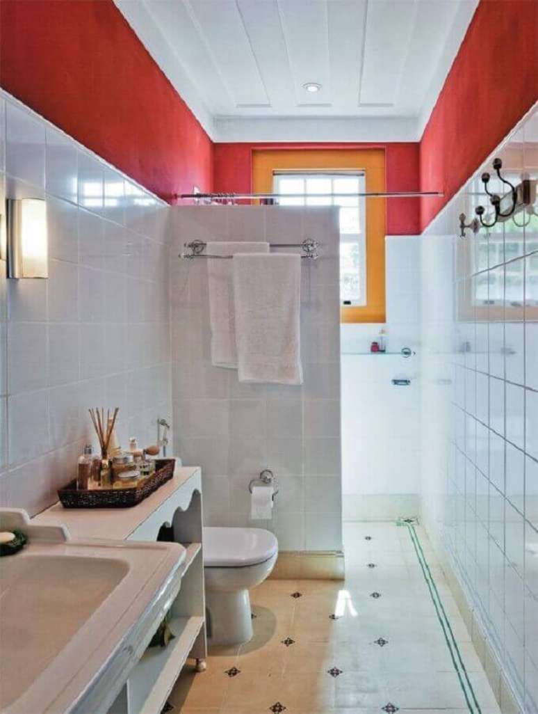 8. Banheiro pequeno vermelho e branco com decoração simples – Foto: Pinterest