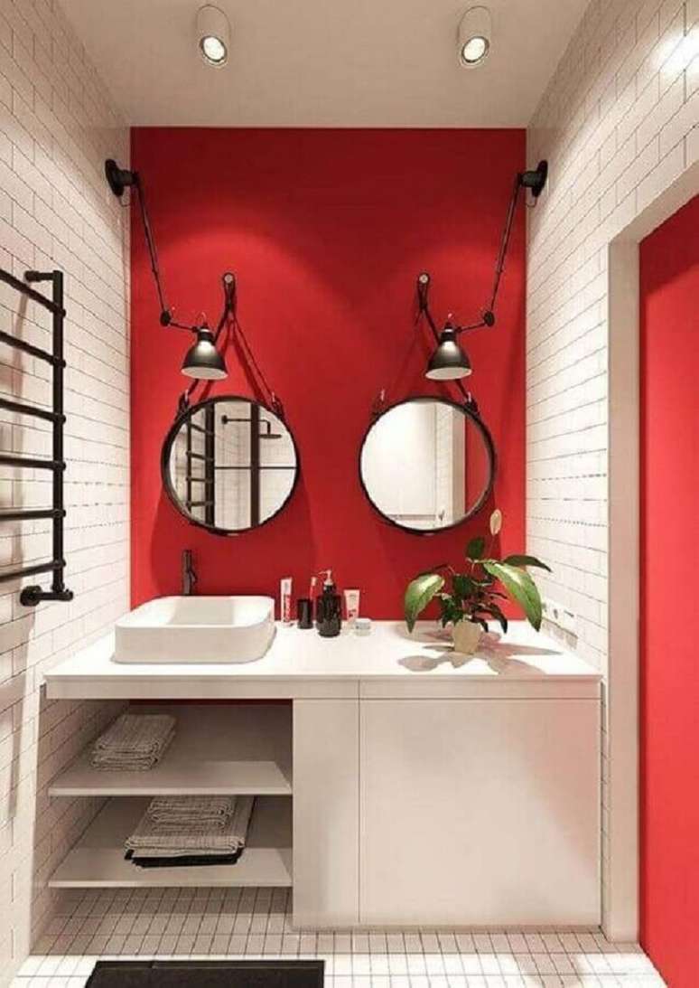18. Banheiro vermelho e branco decorado com luminária articulada e espelho adnet preto – Foto: Apartment Therapy