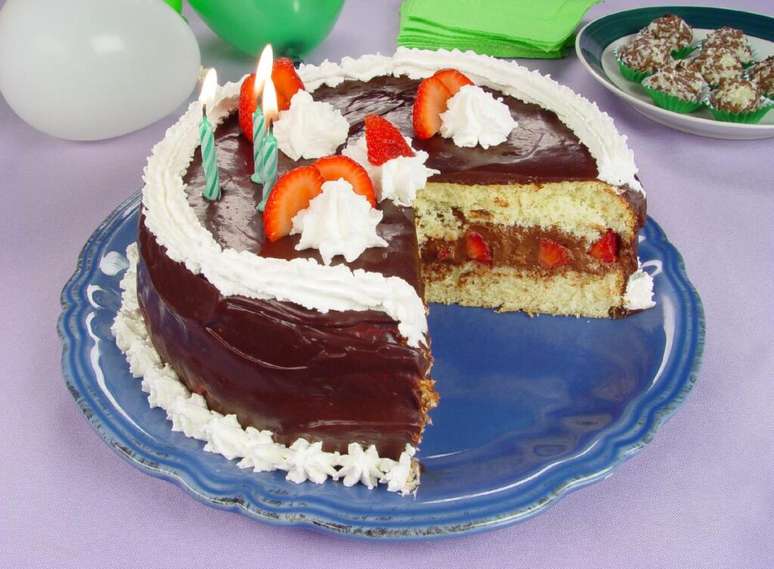 Bolo de chantilly topo moto  Melhores bolos de aniversário, Idéias de bolo  de aniversário, Bolos de decoração