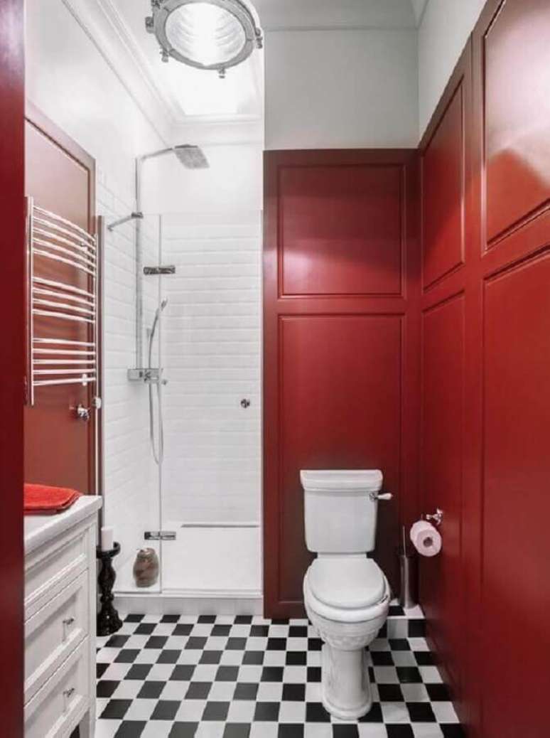 21. Banheiro vermelho decorado com piso xadrez preto e branco – Foto: Pinterest