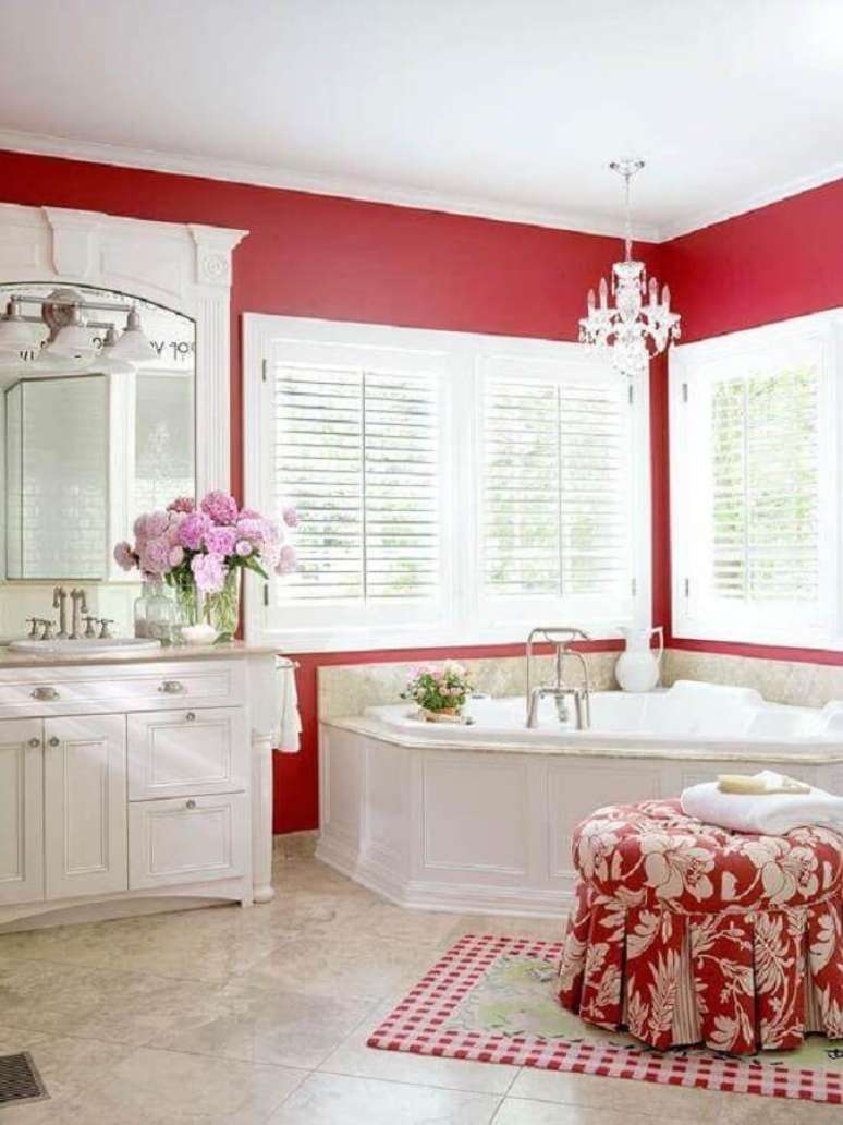 9. Decoração clássica de banheiro vermelho e branco de luxo – Foto: Deavita
