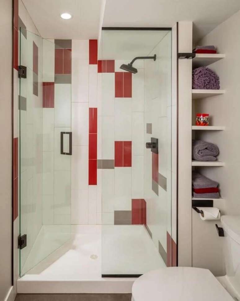 27. Se você tiver receito de investir em um banheiro vermelho, deixe a cor forte apenas em detalhes – Foto: Bluestem Construction