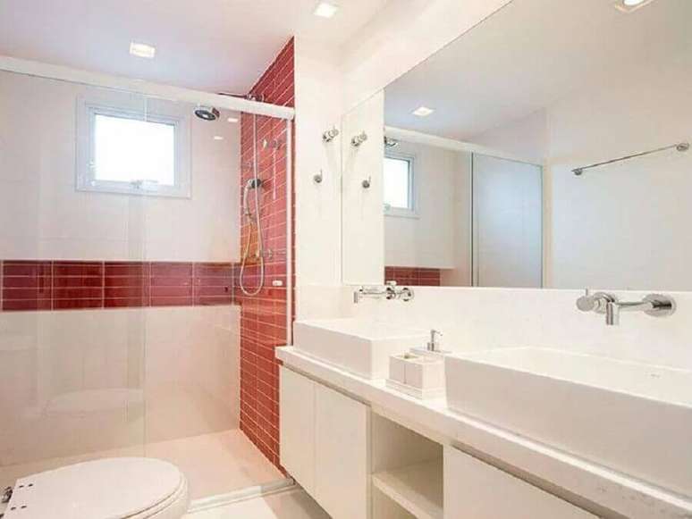 28. Decoração clean para banheiro vermelho e branco planejado – Foto: Pinterest